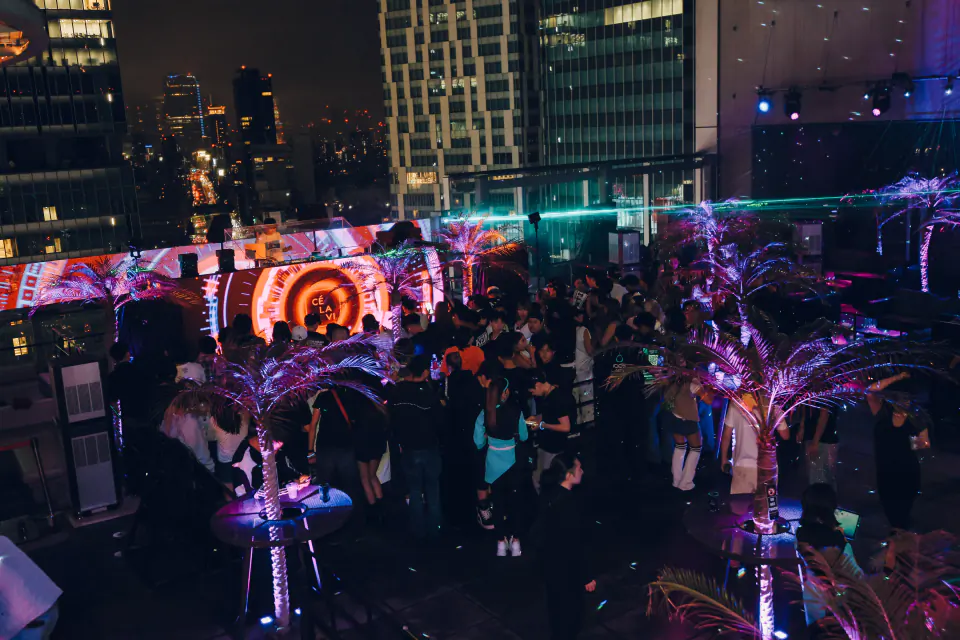渋谷の夜景を背景にしたCÉ LA VI TOKYOのイベントフロア