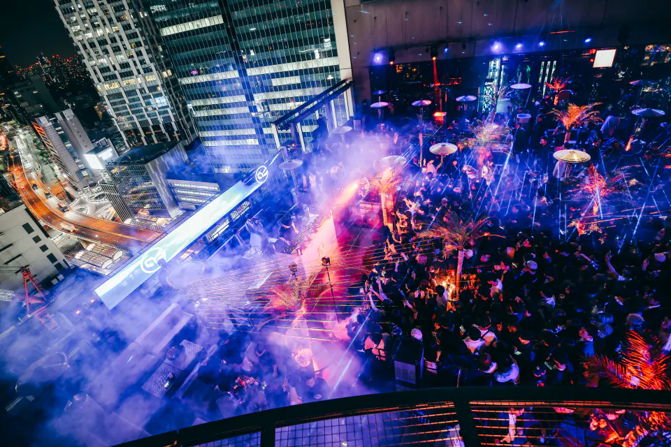 渋谷の夜景と光の演出に包まれるCÉ LA VI TOKYOのルーフトップ