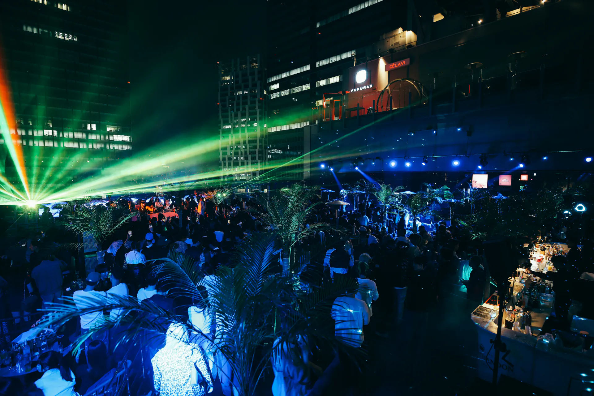 レーザーが夜空を照らすCÉ LA VI TOKYOのルーフトップイベント