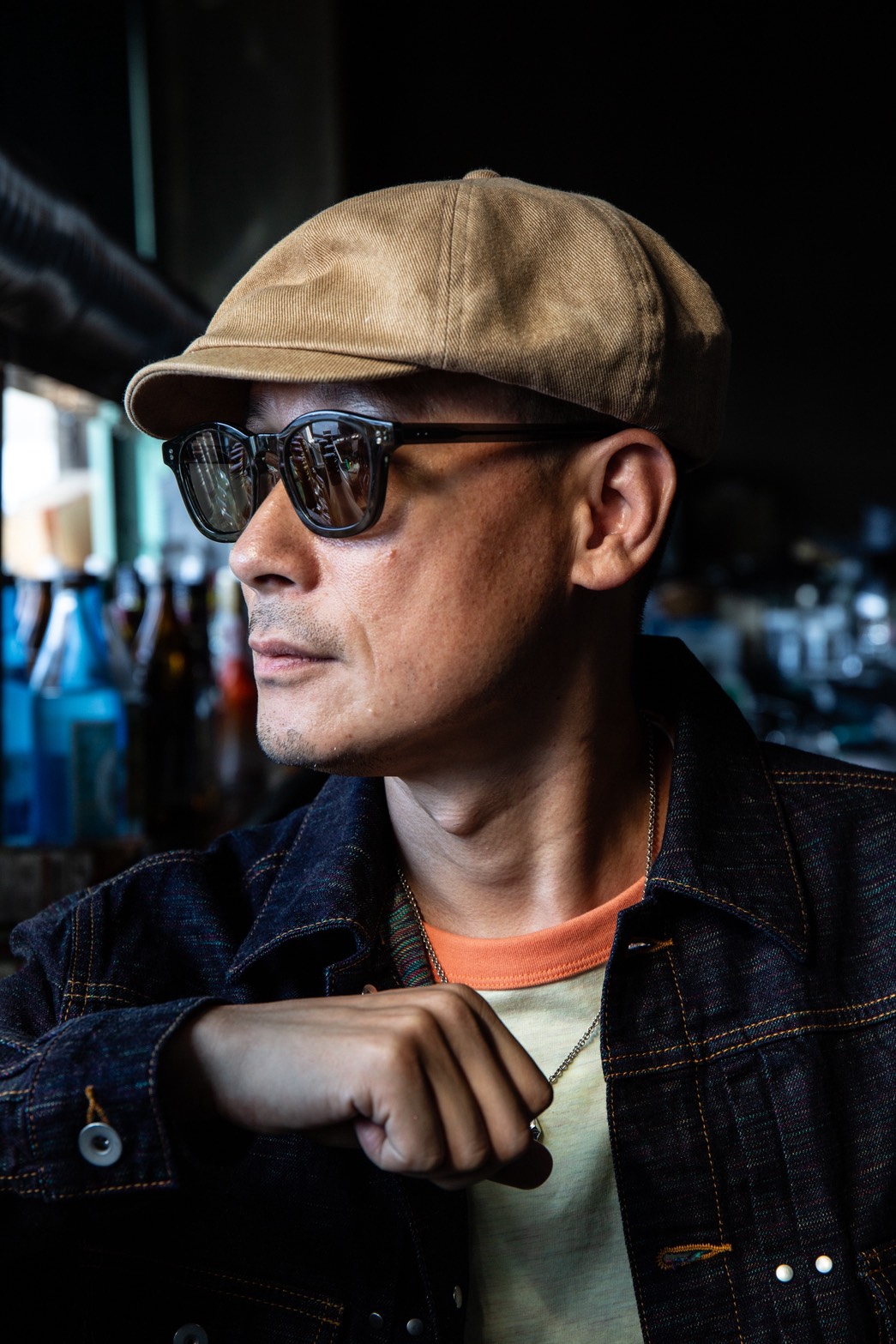帽子とサングラスを身につけたChozen Lee